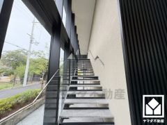 2024年11月建築、総戸数76戸の築浅分譲マンションです。