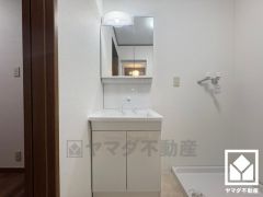 収納付きでスッキリお使い頂ける洗面台です。洗面ボウルが広めなので、忙しい朝でも身支度がしやすく時短になります。