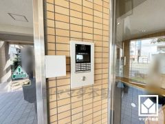 安心・安全な暮らしをサポートするオートロックシステムも完備。