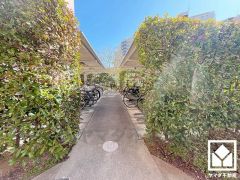 トイレにもトイレットペーパーのストックや消耗品置き場などとしてお使いいただける吊戸棚がございます。