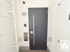 玄関ドアは防犯性の高いダブルロックドアです。