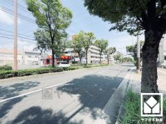 キッチンはカウンター付きの対面式。配膳や片付けがしやすく、お料理中でもお子様の様子が分かって安心です。