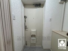 白を基調とした明るい玄関で、毎日を爽やかにスタート。清潔感あふれる空間が、訪れる人々を温かく迎えます。