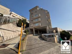 陽光に映える美しい外観。街並みに馴染みながらも、ひときわ目を引く存在感。