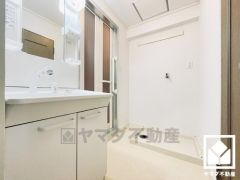 小さなお子様のお風呂上りもこのスペースがあればゆったりとして頂けます。室内洗濯機置場がございますので、天候に左右されず洗濯していただけます。