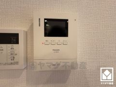 突然の来訪時でも安心なモニター付きインターホンを完備。お留守番中のお子様でも簡単に来訪者の確認ができます。