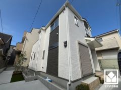 雨戸シャッター付き。台風などによる飛来物からの保護は勿論、防音・断熱や目隠し、防犯効果もございます。