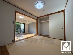 和室は約5.75帖。約15.7帖のリビングに隣接しており、一体利用も可能です。ゆとりのある押入れには、ご家族の季節の衣類などを収納して頂けます。