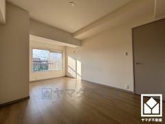 約8帖の洋室です。全居室に窓がございます。明るい陽光がたっぷり差し込む心地よい生活空間です。