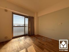 約6帖の洋室です。大きな窓からは明るい光が降り注ぎます。柔らかな光が差し込むお部屋で、快適で落ち着いた生活をお送りいただけます。