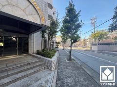 JR東海道本線「甲子園口駅」駅まで徒歩約3分、3沿線利用可能な立地。「コープ甲子園口」まで徒歩3分など、毎日の通勤・通学だけでなく、休日のお出かけまで利便性に優れています。