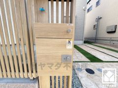 宅配ボックスも完備しています。留守でも安心、荷物の受け取りをスムーズに。