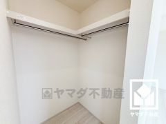 大きなウォークインクローゼットなので整理整頓しやすいです。