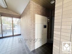 宅配ボックスも完備しています。留守でも安心、荷物の受け取りをスムーズに。