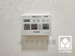 温水洗浄便座付きで、季節を問わずいつでも温かい便座をお使いいただけます。