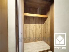 廊下にも収納スペースが複数あり、住空間を広々お使いいただけます。