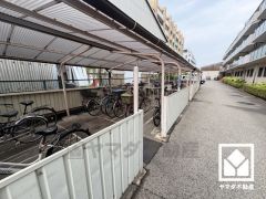 屋根付き駐輪場なので、雨や風、直射日光から自転車を守ることができます。