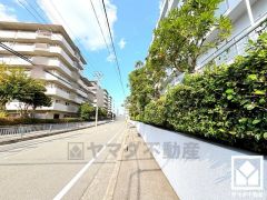 家族との時間も、自分だけの時間も心地よく過ごせる。シンプルで飽きのこない設計が、暮らしに余白をもたらします。この住宅は、日々の暮らしをそっと支えてくれます。