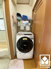 ドラム式対応の室内洗濯機置場がございますので、天候に左右されず洗濯していただけます。