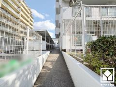 敷地南側に道路を挟んでスイング遊具の設置された「東難波芦原子ども広場」がございます。徒歩圏内には他にも広々とした公園が複数あり、子育て世帯の方にもお勧めです。