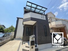 シンプルシックなブラック×ホワイトの外観。はめこみ窓などちょっとしたデザインがおしゃれ。