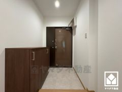 白を基調とした明るい玄関で、毎日を爽やかにスタート。帰るたびにホッとできる、心地よい住まいの入り口。