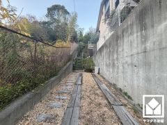 屋根裏収納付きだから、家の中をもっとスッキリ。季節の荷物や趣味の道具もしっかり収納。脱衣所に床下収納もあり、住空間を広々お使いいただけます。