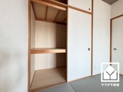 押入にはお客様用の座布団や寝具も収納可能です。全居室収納がございますので、お部屋の広さを最大限に活用できます。