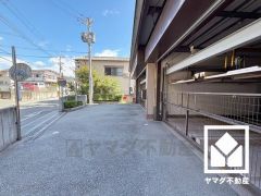 敷地内に専用使用権付き駐車場を完備（管理費2500円、修繕積立金：12600円）。機械式のため車種に制限がございます。（全長：5050mm、全幅：1850mm、高さ：1550mm、重量：2000kg）