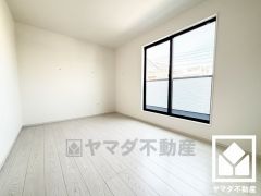 バルコニーにつながるお部屋で、通風・陽当たり良好。