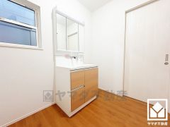 小さなお子様のお風呂上りもこのスペースがあればゆったりとして頂けます。室内洗濯機置場がございますので、天候に左右されず洗濯していただけます。