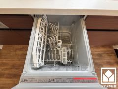 毎日の家事の負担を軽減でき、水道代の節約にもなる食器洗乾燥機付き。