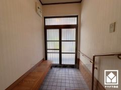 玄関ドアの窓から光が差し込み、外出時にも帰宅時にも、明るい気持ちになれる玄関です。