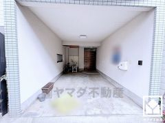 約9.3㎡のインナーガレージを完備。重い荷物や雨の日の移動もスムーズで、快適なカーライフを実現。