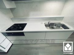 キッチンは空間を有効活用できる壁付けタイプ。毎日の料理がもっとスムーズになる、便利な3口コンロ付き。