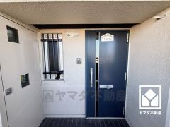 シンプルで洗練された玄関デザイン。帰るたびにホッとできる、心地よい住まいの入り口。ご成約でヤマダポイントプレゼント中です。お問合せお待ちしております。