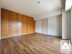 バルコニーにつながるお部屋で、通風・陽当たり良好です。大きなクローゼット付きで整理整頓しやすいです。