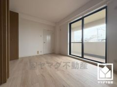 バルコニーにつながるお部屋で、通風・陽当たり良好。