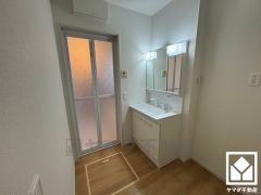 収納付きでスッキリお使い頂ける3面鏡の洗面台です。洗面ボウルが広めなので、忙しい朝でも身支度がしやすく時短になります。