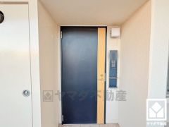 シンプルで洗練された玄関デザイン。帰るたびにホッとできる、心地よい住まいの入り口。