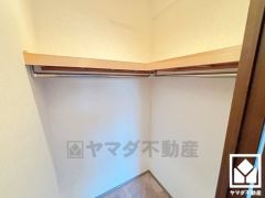 収納力豊富なウォークインクローゼット付き。お洋服はもちろん、スーツケースなどの大物もしっかり収納できます。