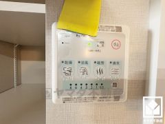 浴室暖房乾燥機付き。真冬の寒い浴室を暖かく、また雨の日の洗濯物の乾燥にと多用途に活躍する機能です。