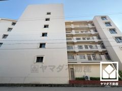 陽光に映える美しい外観。街並みに馴染みながらも、ひときわ目を引く存在感。