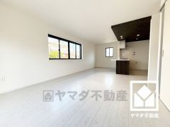 広々19.2帖のLDKが魅力。家族全員がリラックスできる、ゆったりとした快適リビングで温かい団らんの時間を。キッチンは天井デザインで空間を区切り、メリハリを演出します。