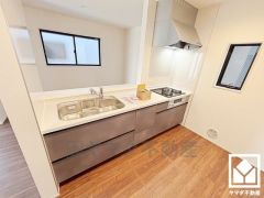 カウンターキッチンなので配膳や片付けがしやすく、お料理中でもお子様の様子が分かって安心です。キッチン横には窓がございますので、昼間は手元が明るく、お料理がはかどります。