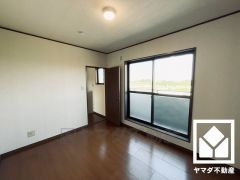 バルコニーにつながるお部屋で、通風・陽当たり良好。