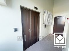 シンプルで洗練された玄関デザイン。帰るたびにホッとできる、心地よい住まいの入り口。