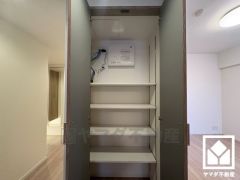 廊下にも収納スペースがあり、住空間を広々お使いいただけます。内部は可動棚になっておりますので、用途に合わせて高さを調整できます。