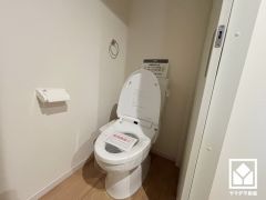 明るく清潔感溢れるトイレです。タオル掛けやペーパーホルダーが設置されています。