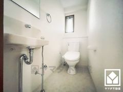 明るく清潔感溢れるトイレです。温水洗浄便座付きで、季節を問わずいつでも温かい便座をお使いいただけます。手洗いが別になっているので、衛生的に使えます。